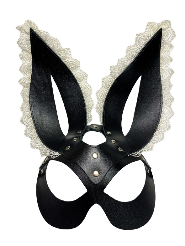 Маска зайца с черным кружевом