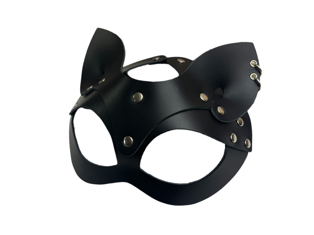 Маска кошки с пирсингом